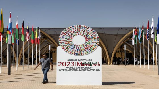 صندوق النقد الدولي يخصص مقعدا إضافيا لإفريقيا أعلن صندوق النقد الدولي السبت أنه توصل خلال اجتماعاته السنوية المنعقدة في مراكش هذا الأسبوع إلى الاتفاق على زيادة حصص التمويل بحلول نهاية السنة واعتماد مقعد جديد للقارة الإفريقية. وفي هذا السياق أكدت وزيرة الاقتصاد والمالية نادية فتاح، هذا القرار يشكل خطوة مهمة. واعتبرت وزيرة الاقتصاد والمالية، في حديثها خلال لقاء مع الصحفيين على هامش الاجتماعات السنوية للبنك وصندوق النقد الدوليين، أن هذا المقعد سيتيح لإفريقيا أن يكون لها صوت دائم داخل هيئات حكامة صندوق النقد الدولي، مسجلة أن هذه الاجتماعات السنوية شكلت فرصة مواتية لإسماع صوت القارة حول القضايا التي تهمها. وأبرزت، في هذا الصدد، إلى أن الاجتماع رفيع المستوى مع وزراء المالية وممثلي وزارات العديد من البلدان الإفريقية مكن من التأكيد على ضرورة تقديم الدعم اللازم للبلدان الهشة، سواء في مجال مكافحة الفقر أو التنمية أو التمويل المناخي، فضلا مسألة سداد الديون. وقالت لقد “اتفقنا أيضا على إطلاق نداء مشترك للبنك الدولي وصندوق النقد الدولي لتلبية هذه الاحتياجات، وأحدثنا فريق عمل لتتبع هذا الحوار الأساسي”. ولفتت الوزيرة إلى أن “البنك الدولي أعلن عن مبادرات لفائدة تمويل المناخ، لكن يتعين تعبئة المزيد من الموارد لمواجهة هذه التحديات”. وسجلت نادية فتاح أن هذه المرحلة تميزت بتحديات هامة بالنسبة لصندوق النقد الدولي والبتك الدولي، موضحة، في هذا السياق، أنه رغم توقع انخفاض الموارد مقارنة بالسنة المنصرمة، تعتبر النتائج المحققة إيجابية، حيث حافظت هاتين المؤسستين على مستوى دعمهما، مما يبعث على تفاؤل البلدان الهشة. وتشكل الاجتماعات السنوية للبنك الدولي وصندوق النقد الدولي مناسبة لنخبة من الاقتصاديين والخبراء الماليين من مختلف دول العالم، لمناقشة الرهانات الكبرى المرتبطة، على الخصوص، بسياسات التمويل والنمو الاقتصادي والتغير المناخي.